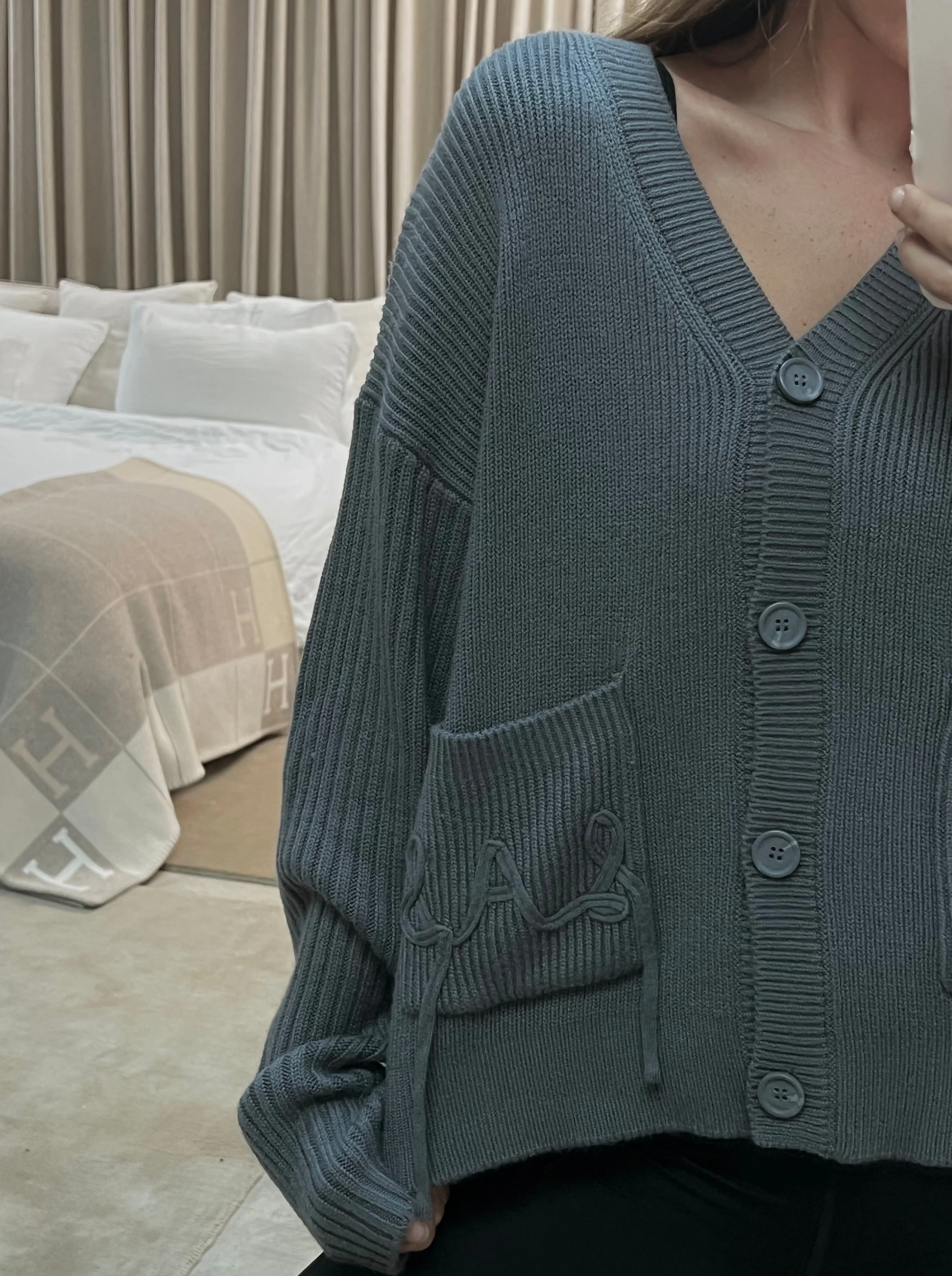 'NEW ENGLAND' KNITTED APPLIQUÉ DETAIL CARDIGAN SLATE GREY - Image 4